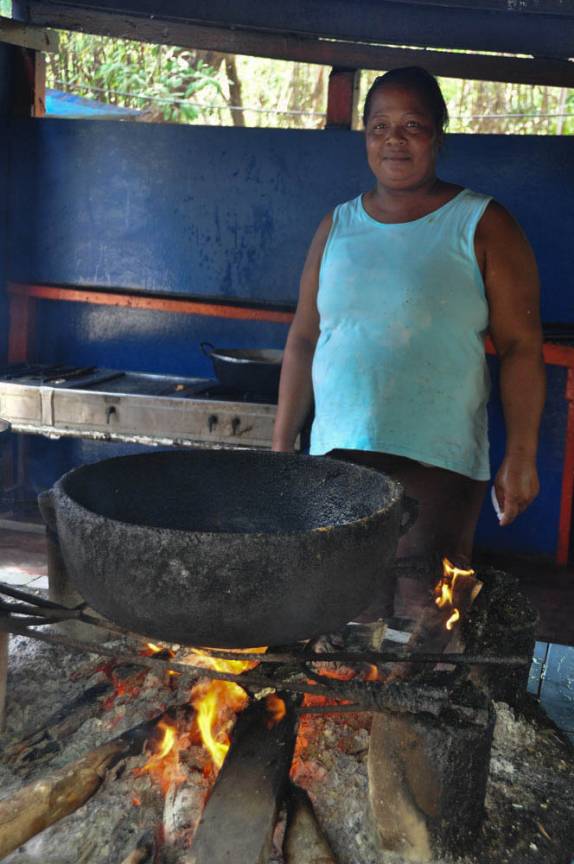 Preparando o almoço em restaurante em Providencia, ilha colombiana no Caribe